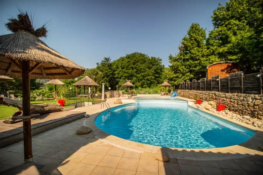 la piscine familiale du camping les Cruses