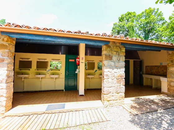 Bloc sanitaire du camping Les Cruses