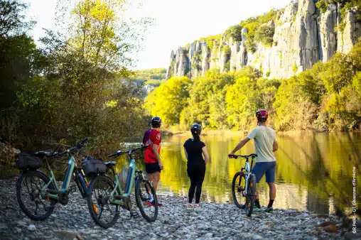 rando, vélo et pédestre au bord de la rivière