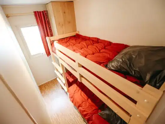 chambre enfant de la roulotte du camping les Cruses