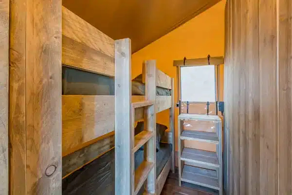 Chambre enfant tente lodge en Ardèche au camping les Cruses