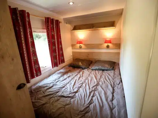 chambre parentale de la roulotte du camping les Cruses