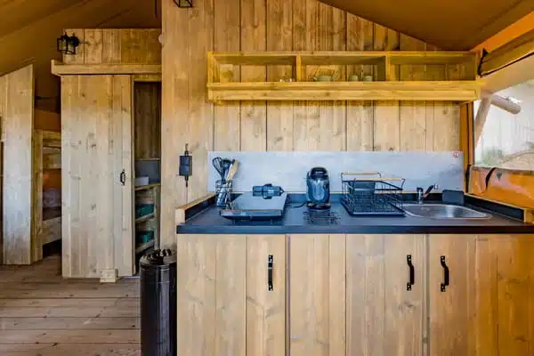 Cuisine tente lodge en Ardèche au camping les Cruses