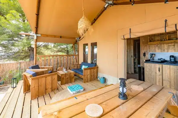 Hébergement insolite en Ardèche au camping les Cruses en tente lodge