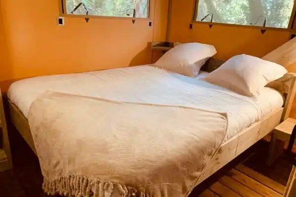Chambre adulte tente lodge en Ardèche au camping les Cruses