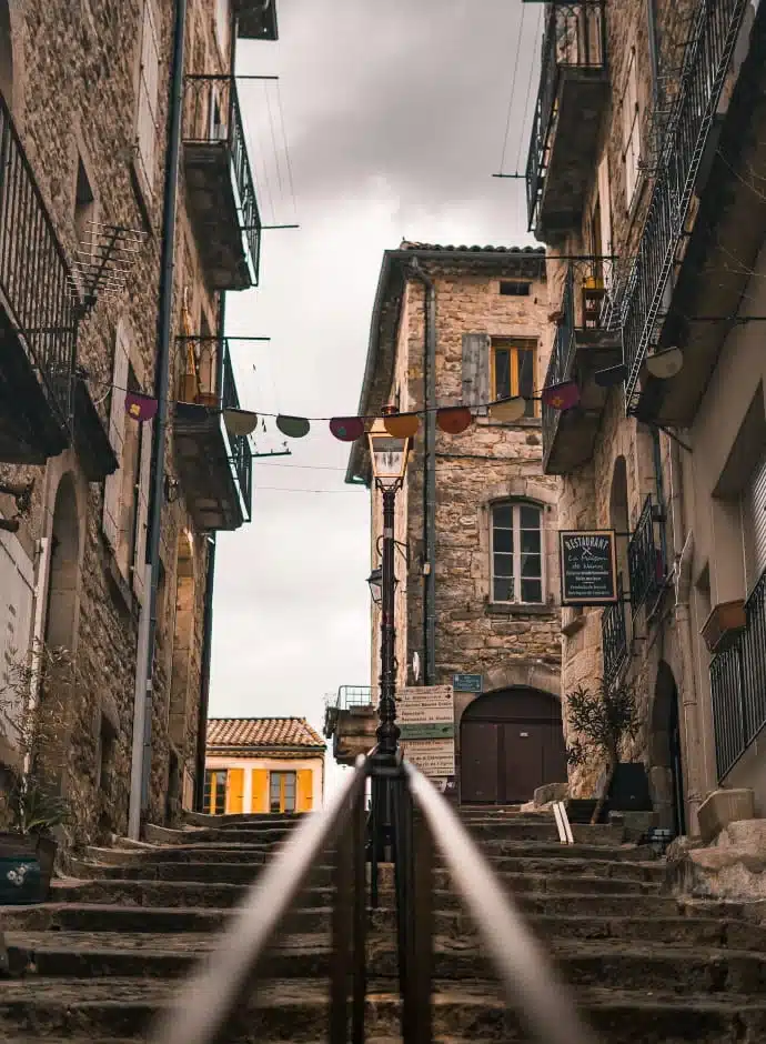 La cité médiévale de joyeuse à 10 minutes du camping les Cruses