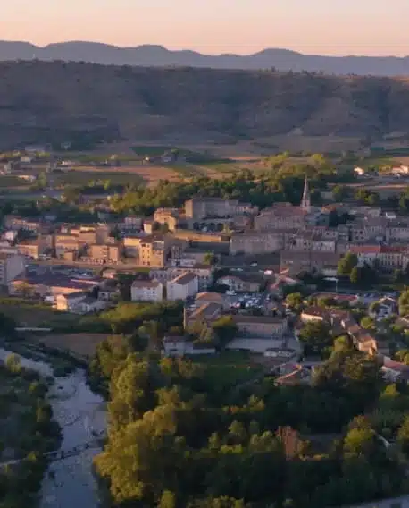Vue aérienne de Joyeuse au coucher du soleil en Ardèche du Sud près du camping Les Cruses