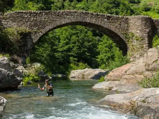 Pêche à la mouche dans la rivière Drobie près du Ushuaïa villages Les Cruses un camping proche de Joyeuse en Ardèche