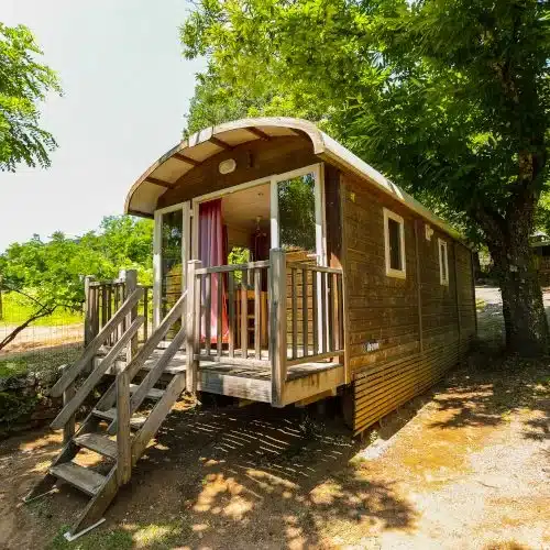 Roulotte hébergement insolite camping Les Cruses Ardèche Joyeuse