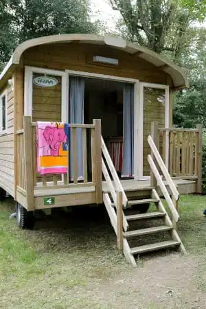 la roulotte du camping les Cruses, un hébergement insolite en Ardèche