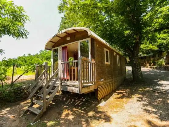 roulotte hébergement insolite en Ardèche au camping les Cruses