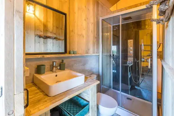 tente lodge avec salle de bain en Ardèche au camping les Cruses