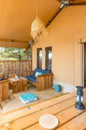 Tente lodge glamping avec terrasse bois camping Les Cruses Ardèche du Sud près de Joyeuse