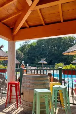 Terrasse bar avec vue sur la piscine du camping Les Cruses près de Joyeuse en Ardèche
