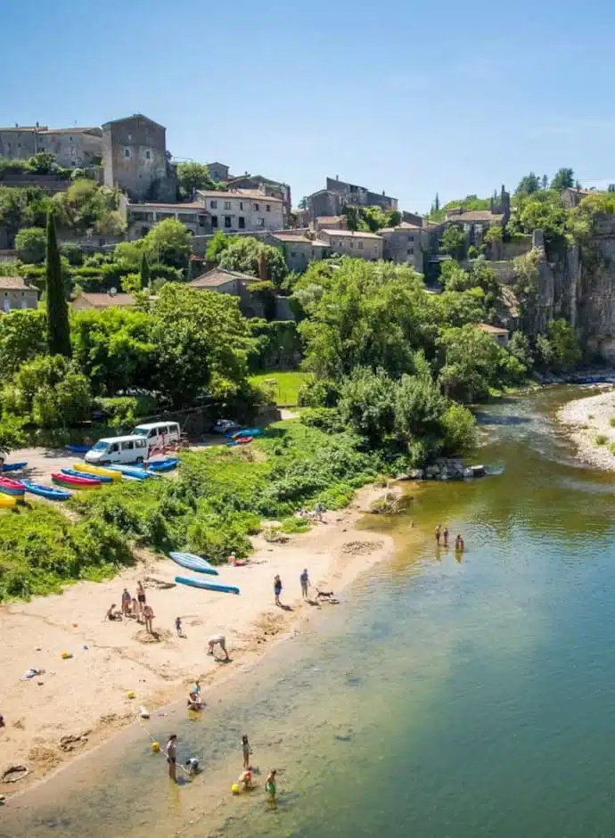 Le village de Balazuc un des plus beaux villages de France à proximité de Joyeuse