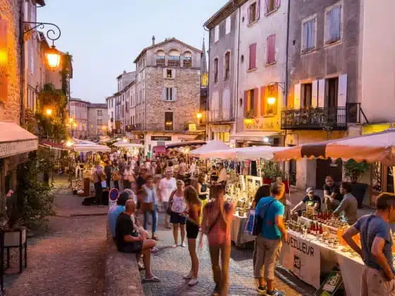 Village médiéval de Joyeuse en Ardèche proche camping familial Les Cruses