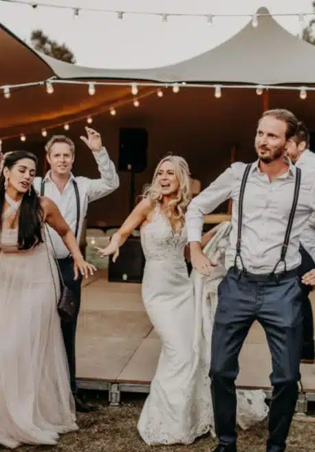 Tente soirée de mariage en Ardèche éclairage chaleureux